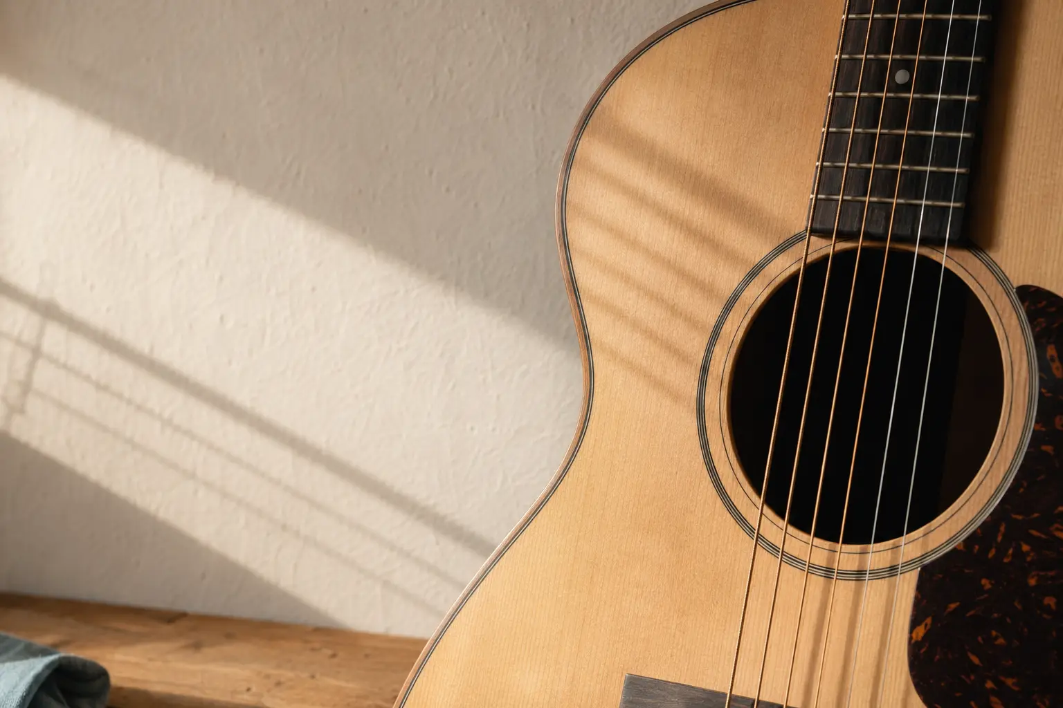 Egg Shaker und Guiro werden gemeinsam mit einer Akustikgitarre im Unterricht eingesetzt